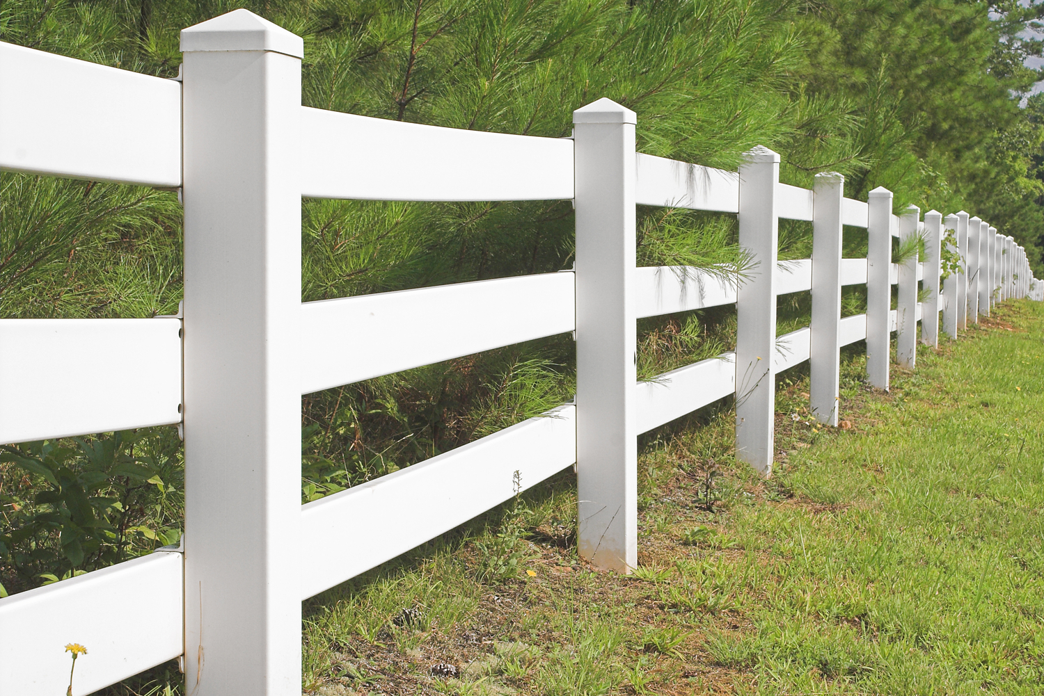 Countryside vinyl fence during day